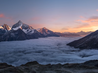 攀岩者在夕阳下完成挑战的胜利时刻